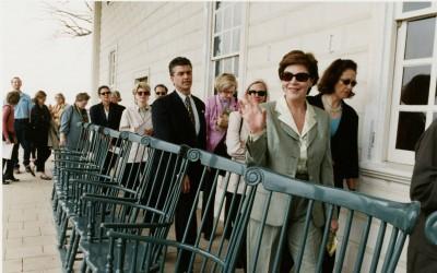 First Lady Laura Bush and the Austin, Texas, Garden Club arrive on the piazza at Mount Vernon in 2001. (MVLA).